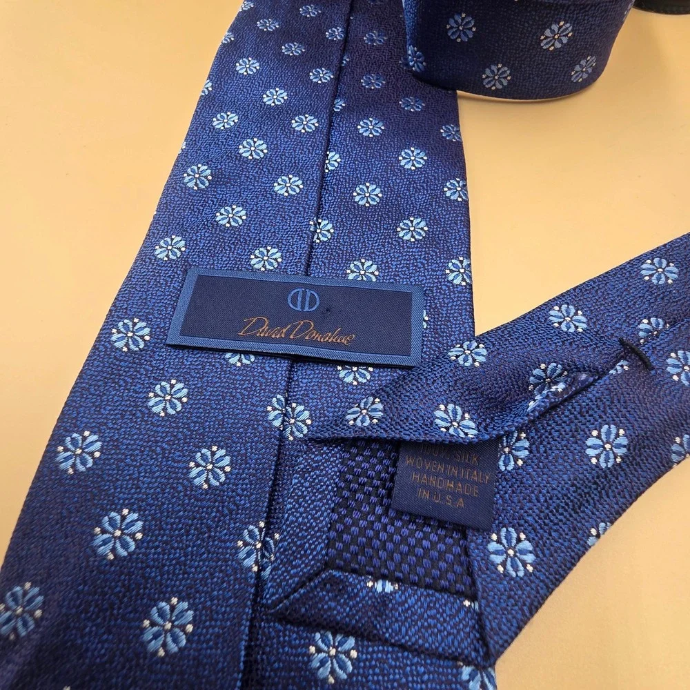 David Donahue Mens Blue Floral Medallion Silk Tie Handmade USA Italian Fabric